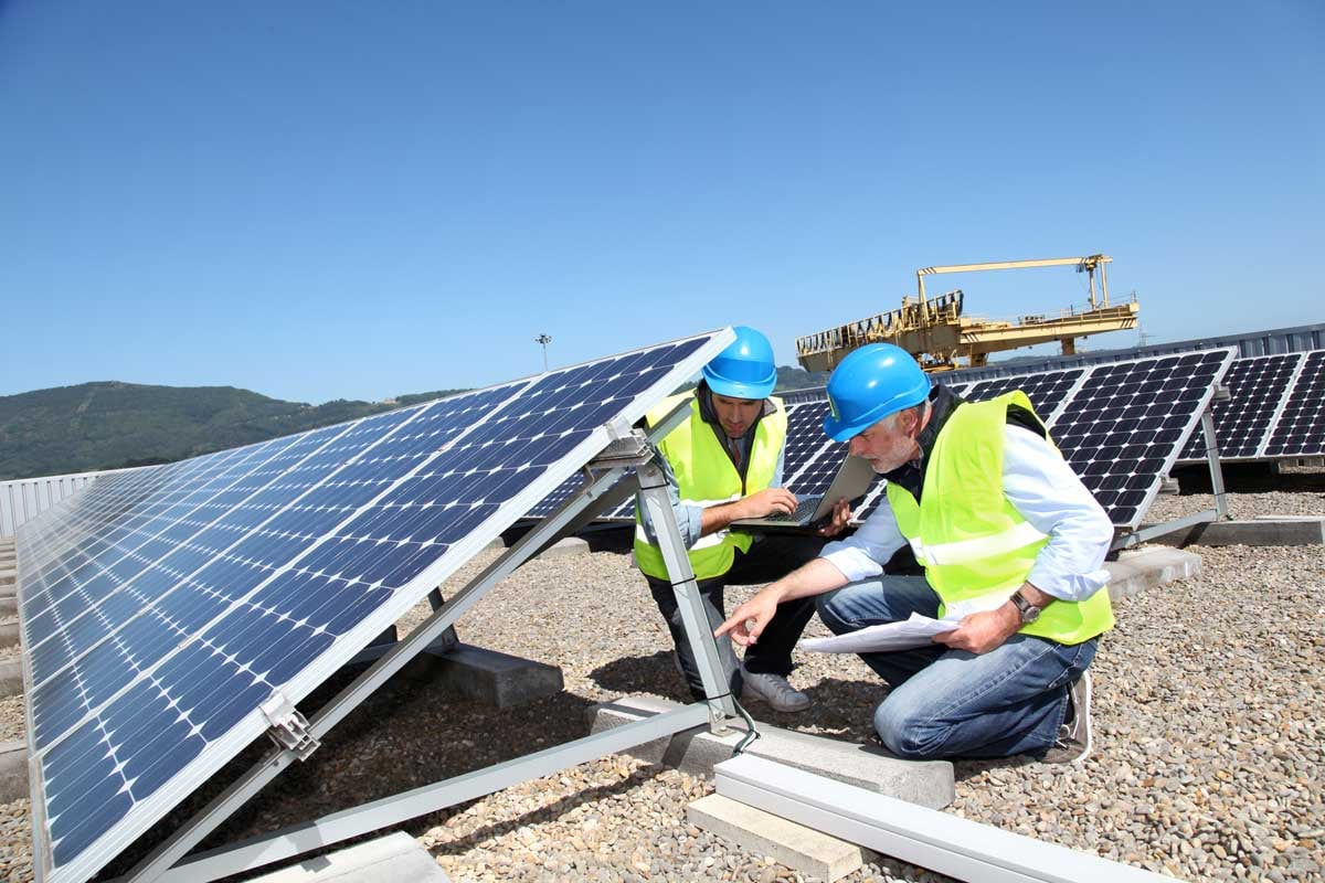 Solar-Workers-Checking-iDEAL-Energies